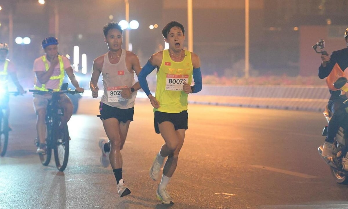 Cuộc đua 21km ở Hanoi Midnight 2023 hấp dẫn chưa từng thấy