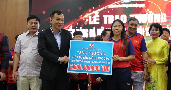 L'équipe féminine du Vietnam a reçu 5,6 milliards de VND de bonus après la performance en or des SEA Games 32