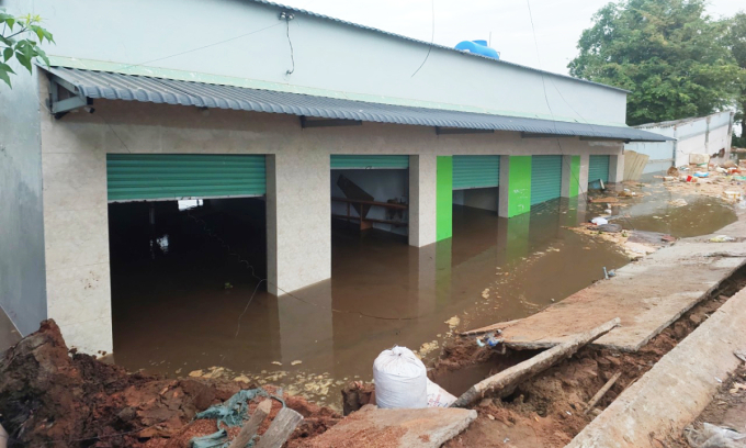 Scene of 5 kiosks collapsing into the river. Photo: Thanh Phat