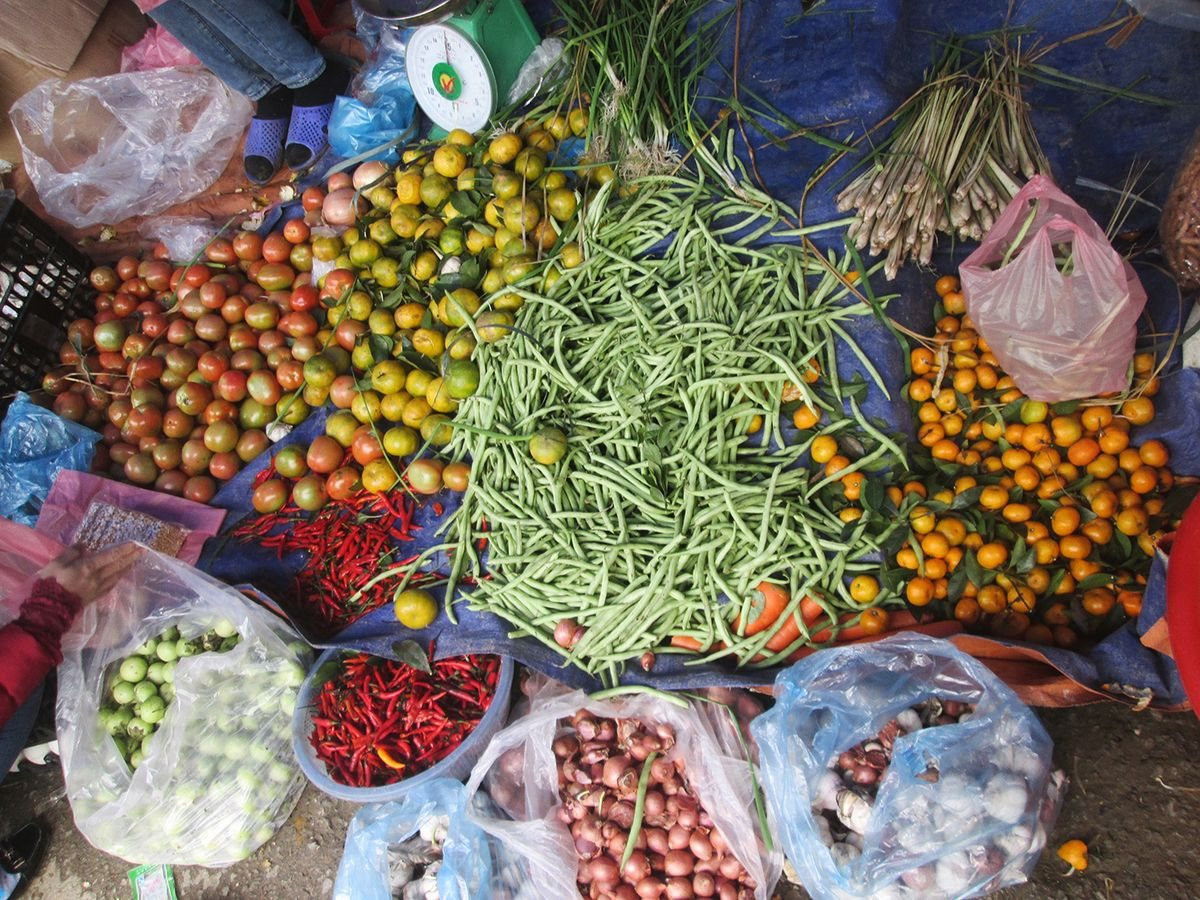 nhung-loai-nong-san-duoc-nguoi-dan-bay-ra-ban-noi-cho-lui-1-.jpg