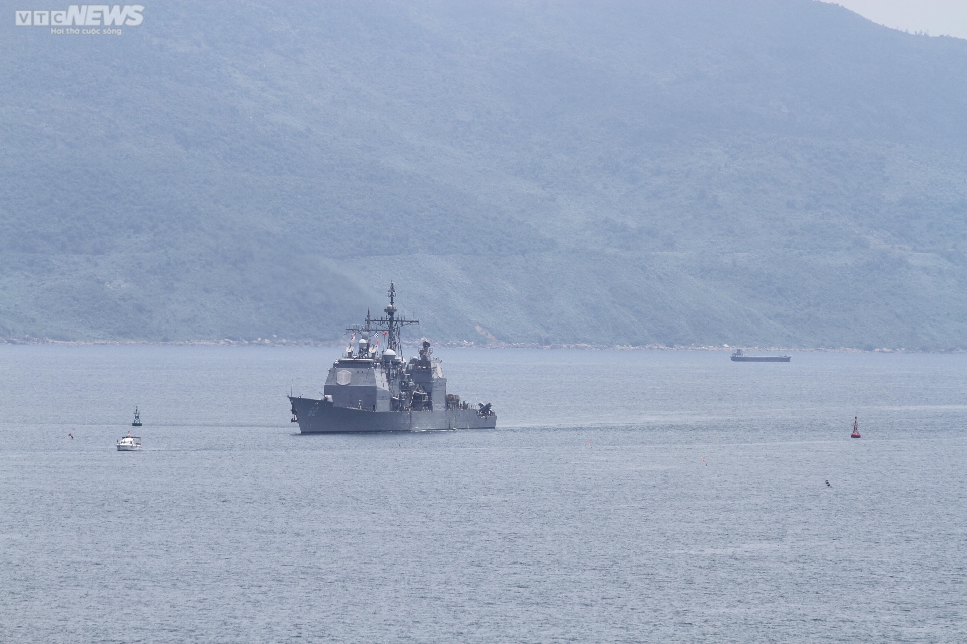 El portaaviones estadounidense USS Ronald Reagan atraca en el puerto de Da Nang - 8