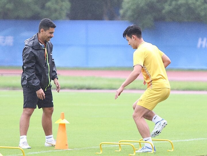 Phan Tuan Tai kehrt zum Training mit seinen Teamkollegen zurück.