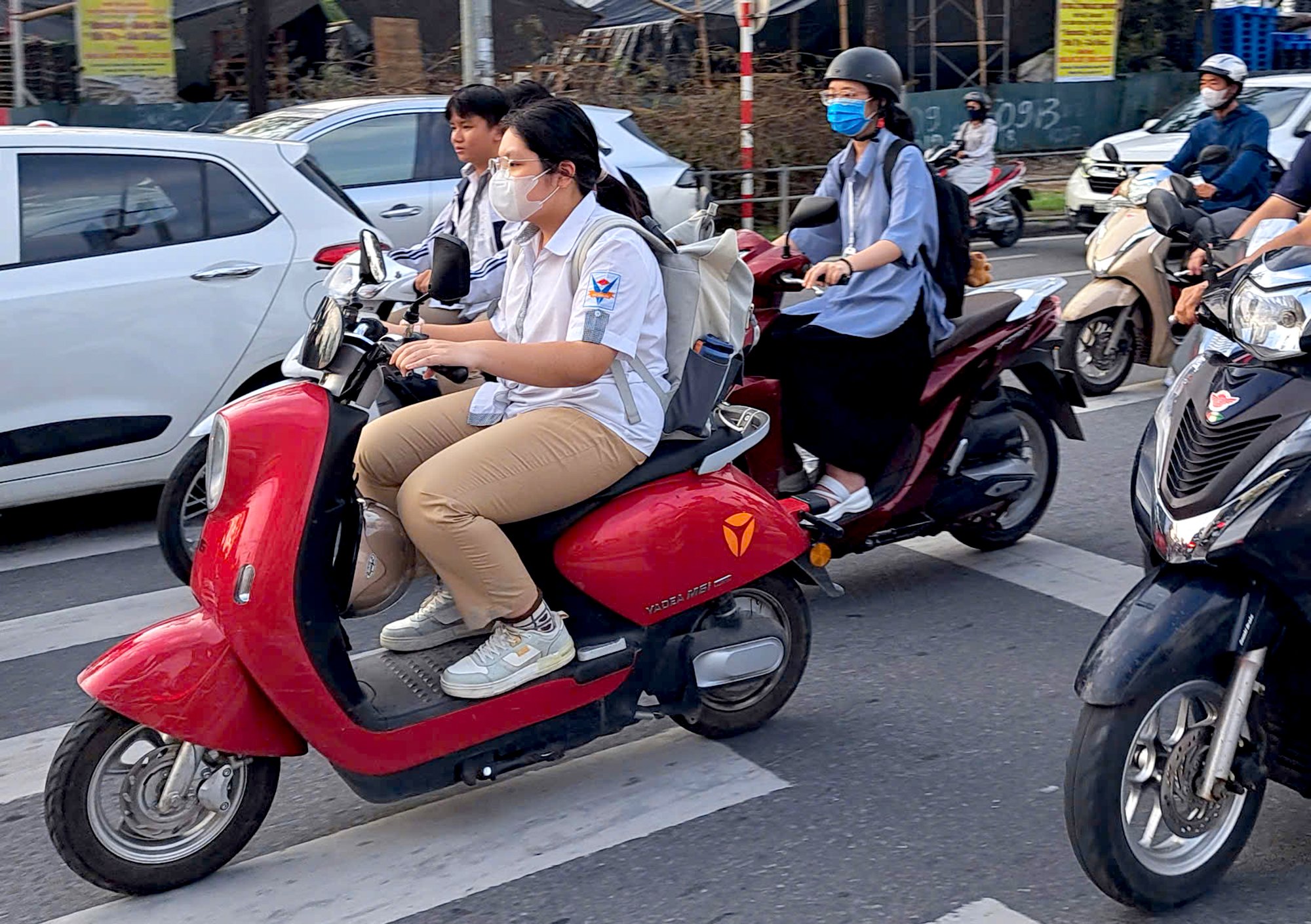 Hà Nội: Tràn lan học sinh đi xe máy “quên” đội mũ bảo hiểm- Ảnh 1.