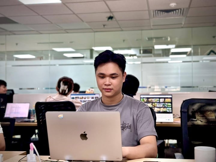 Ha Ngoc Luc is working as a programmer at a software company. (Photo: NVCC)