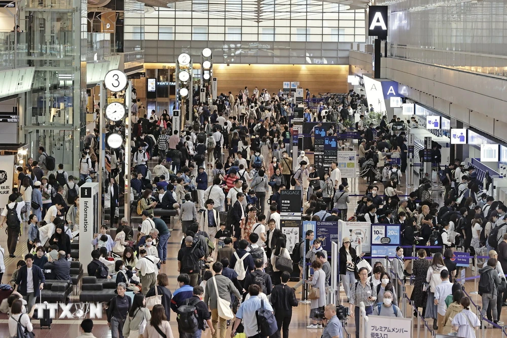 Des passagers attendent leur départ à l'aéroport de Haneda à Tokyo, au Japon, le 27 avril 2024. (Photo : Kyodo/VNA)