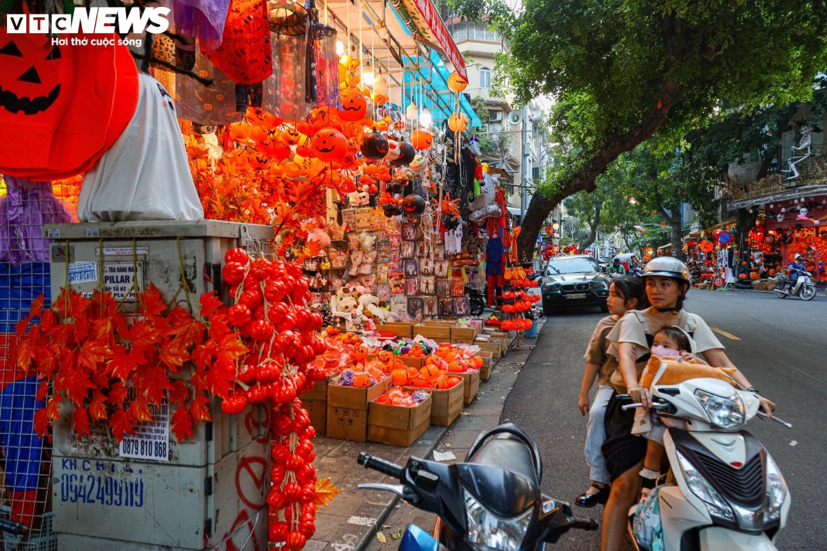 Do choi halloween ngap tran, pho co ha noi tro nen ma mi hinh anh 13