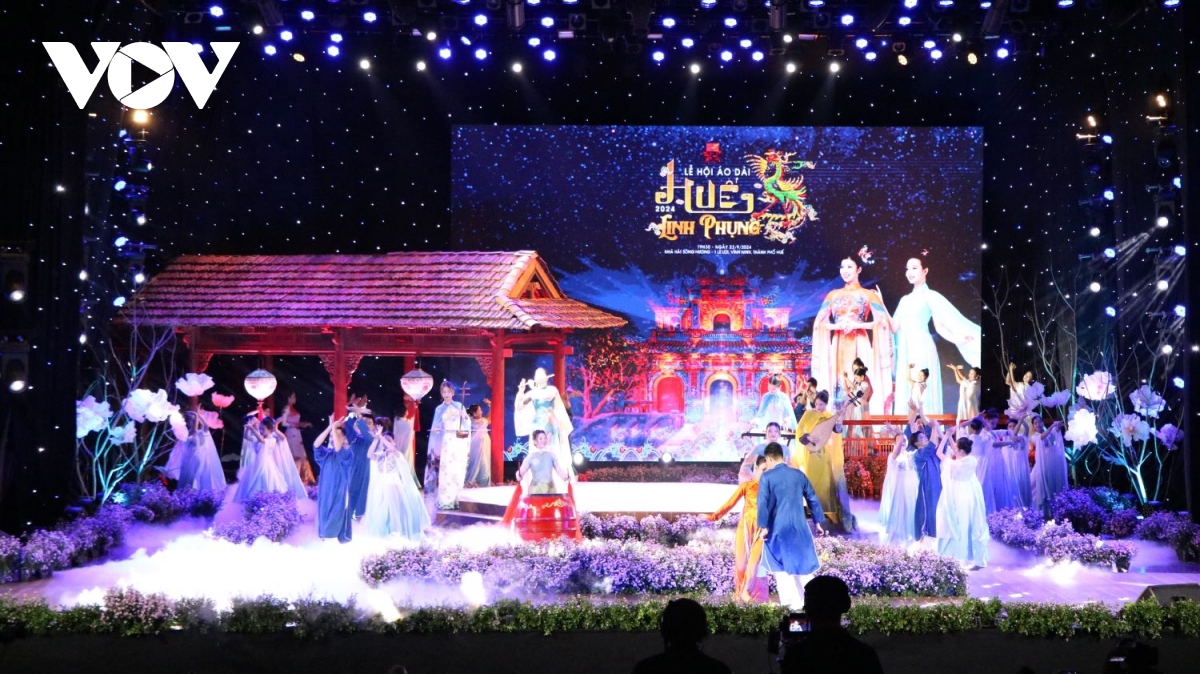 Dac sac dem hoi ao dai xu hue hinh anh 2