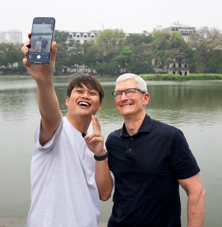 Anschließend machten Tim Cook und sein Team einen Spaziergang am Ufer des Hoan-Kiem-Sees. Hier hatte er ein Gespräch mit dem Technologie-KOL Ngo Duc Duy. „Der Hoan-Kiem-See in Hanoi ist so schön, wie sein Name vermuten lässt! Es war toll, Zeit mit Duy zu verbringen und seinen kreativen Prozess im Kinomodus auf dem iPhone 15 Pro zu sehen“, teilte er auf X mit. (Foto: X/Tim Cook)