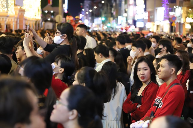 호치민시 크리스마스 이브에 미녀들이 아름다움을 뽐내고 있다 사진 15