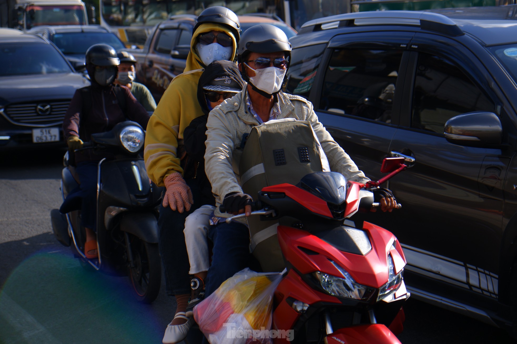 Am ersten Tag des Feiertags am 30. April trotzen die Menschen der Sonne und die Autos stehen am Tor zu Ho-Chi-Minh-Stadt Schlange, Foto 4