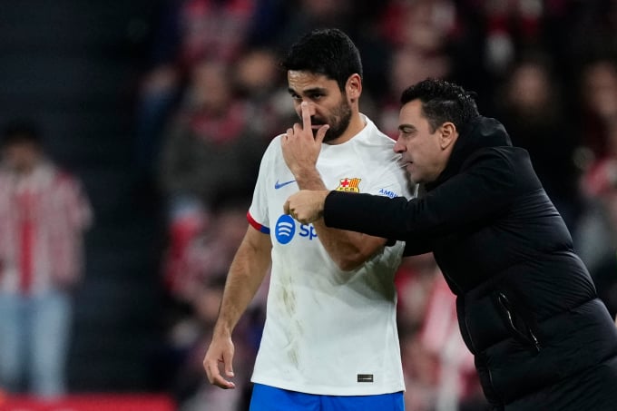 Gundogan escucha las instrucciones del entrenador Xavi durante el partido fuera de casa del Barça contra el Athletic Bilbao en San Mamés en la Copa del Rey el 24 de enero de 2024. Foto: AFP