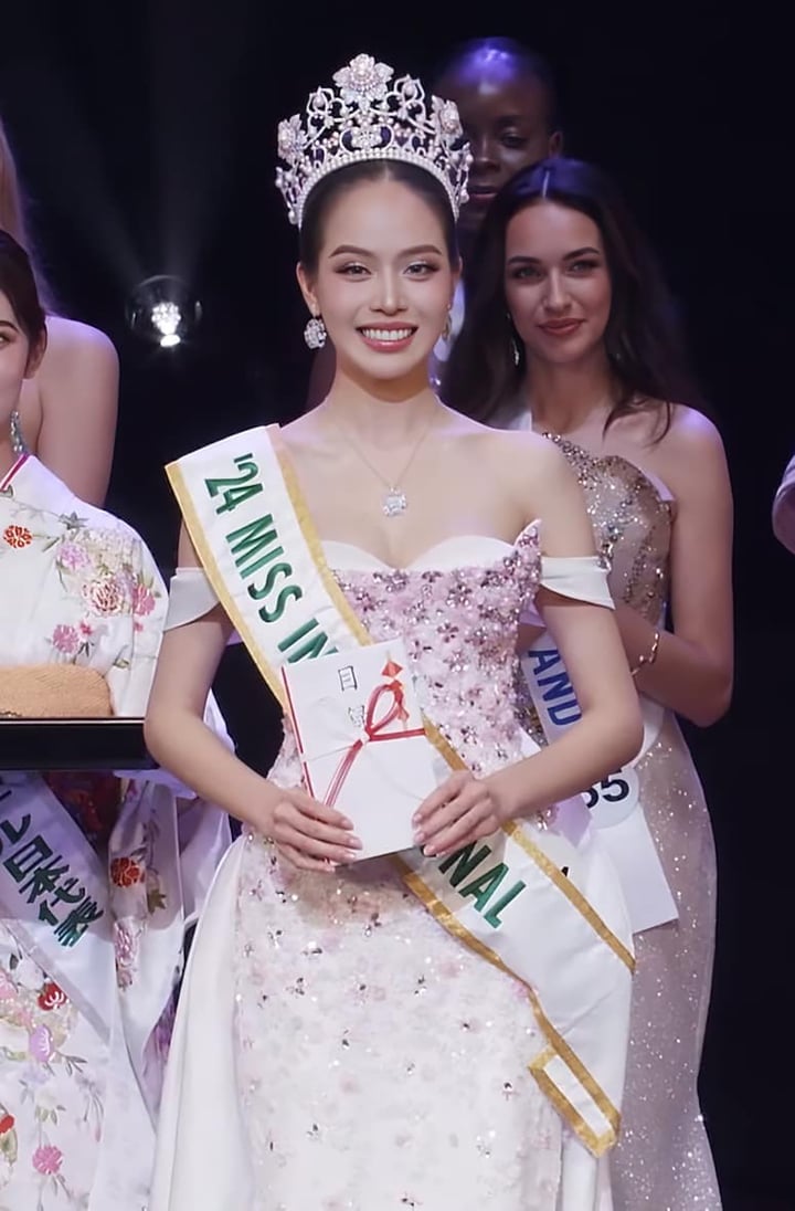 Thanh Thuy couronnée Miss International 2024.