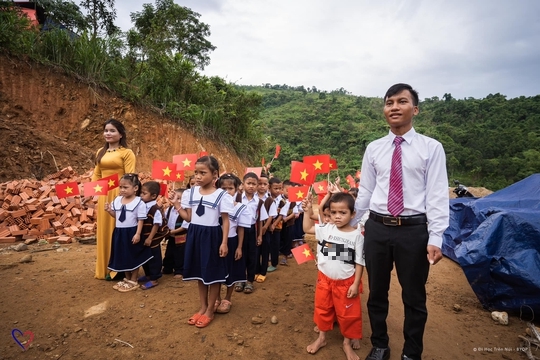 Xúc động lễ khai giảng của học trò vùng cao Quảng Nam và huyện đảo Trường Sa - Ảnh 10.