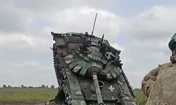 ウクライナの戦車は味方の装甲車を破壊しようとして動けなくなった