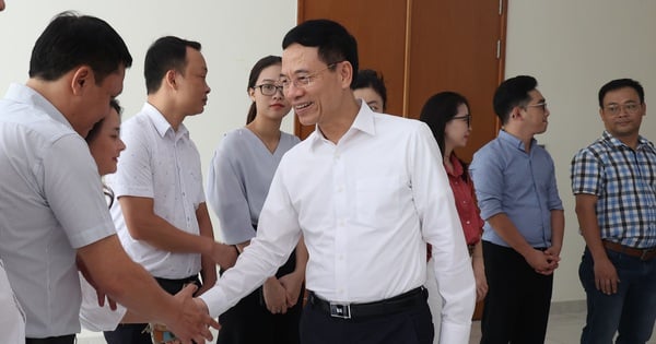 Le ministre Nguyen Manh Hung a visité et félicité un certain nombre d'agences de presse.