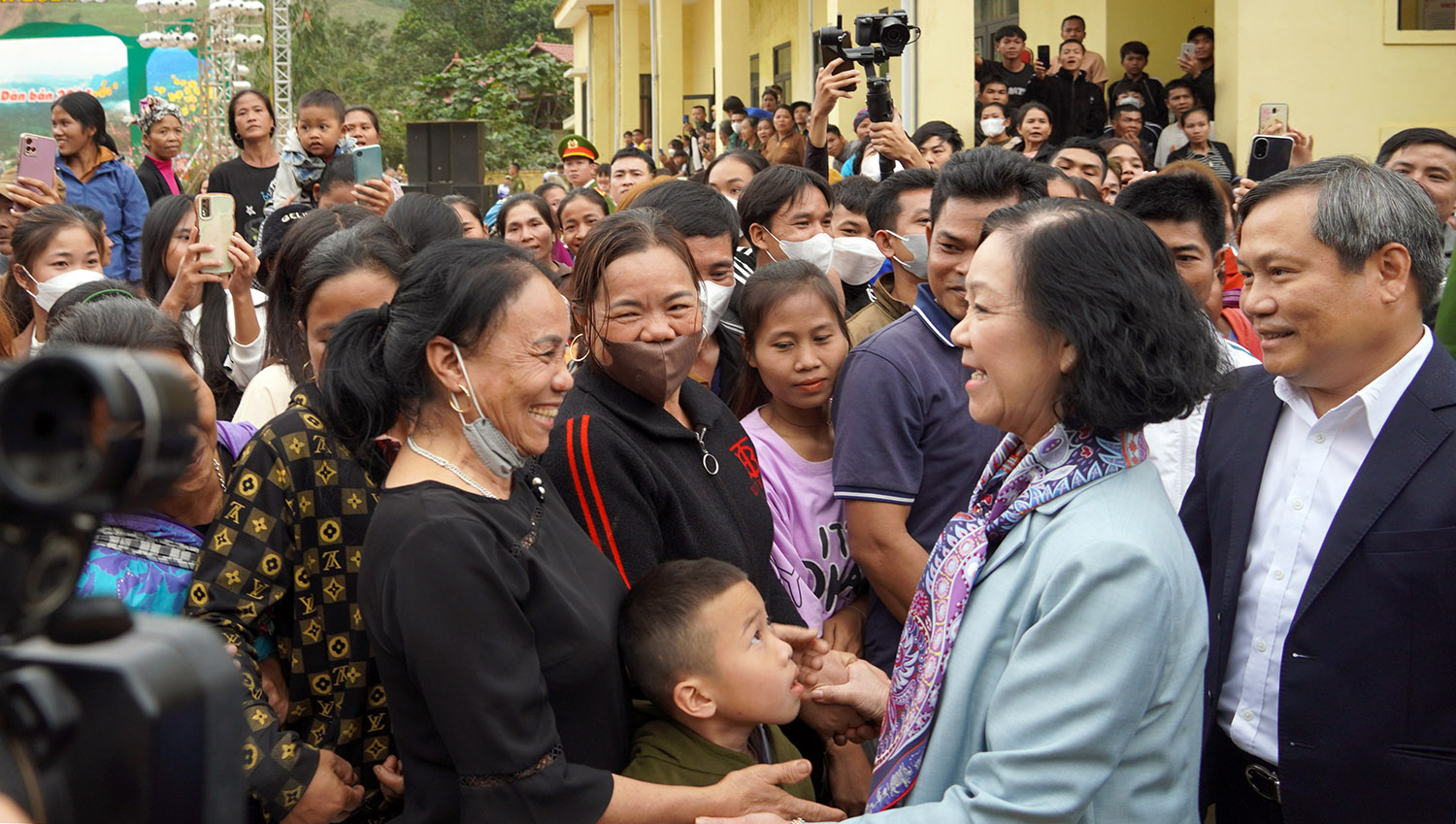 thuong truc ban bi thu tham va chuc tet can bo nhan dan vung bien gioi quang binh hinh 3