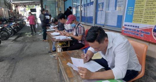 HCMC: Menschen stehen wieder Schlange, um Arbeitslosenunterstützung zu beantragen