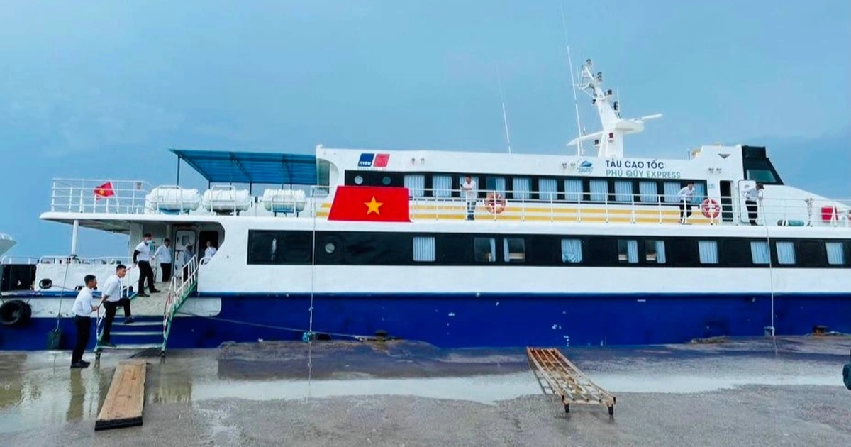 Helicópteros llevan exámenes de graduación de secundaria a las islas de Phu Quy y Con Dao