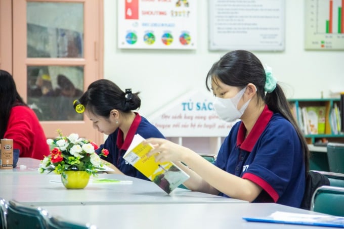 2023년 12월 도안티디엠 중학교 학생들이 학교 도서관에서 책을 읽고 있습니다. 사진: 하노이 도안티디엠 중학교 팬페이지