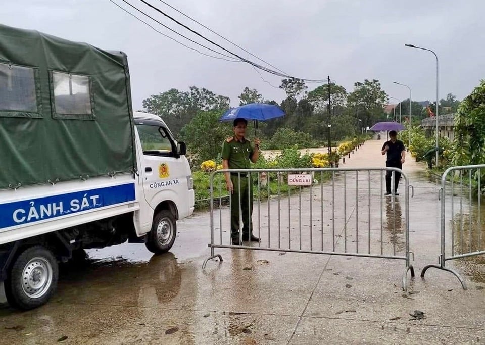 Lực lượng chức năng huyện Phúc Thọ hướng dẫn, phân lường giao thông.