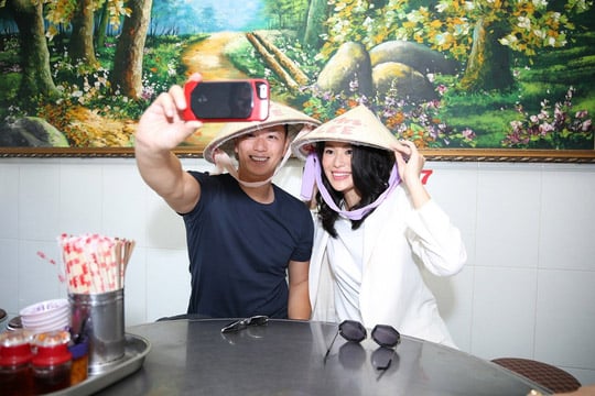 Actress Myolie Wu and her husband “checked in” to Vietnam with a picture of conical hats in a pho restaurant. Photo: Facebook of the characters