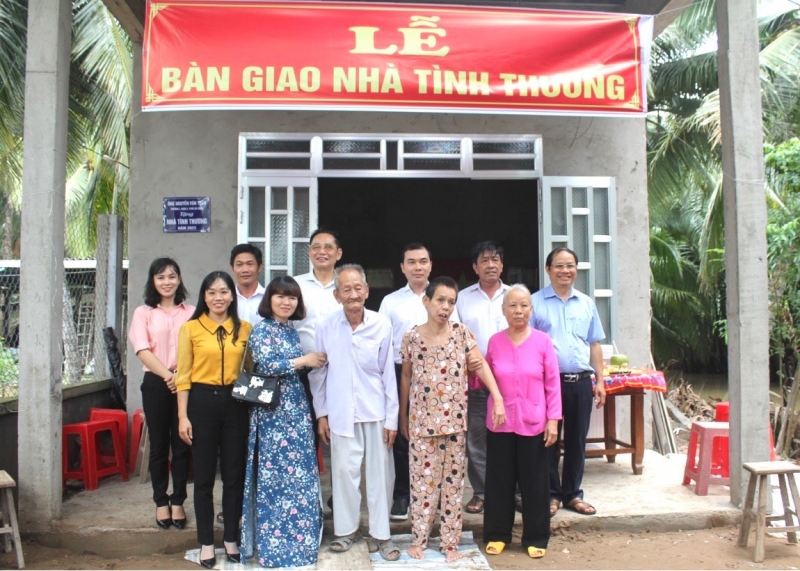 Cérémonie de remise de la maison de charité pour M. Nguyen Van Loi, commune d'An Ngai Tay.