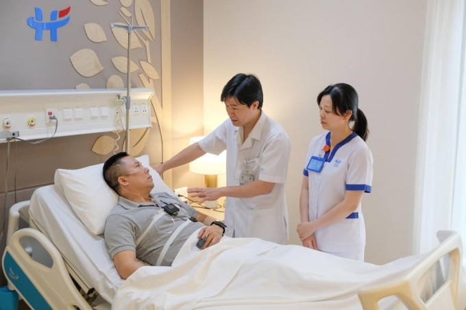 Bác sĩ Trần Phạm Hải, khoa Hô hấp Bệnh viện Việt Pháp Hà Nội, khám và điều trị cho bệnh nhân mắc chứng ngưng thở khi ngủ. Ảnh: BVCC