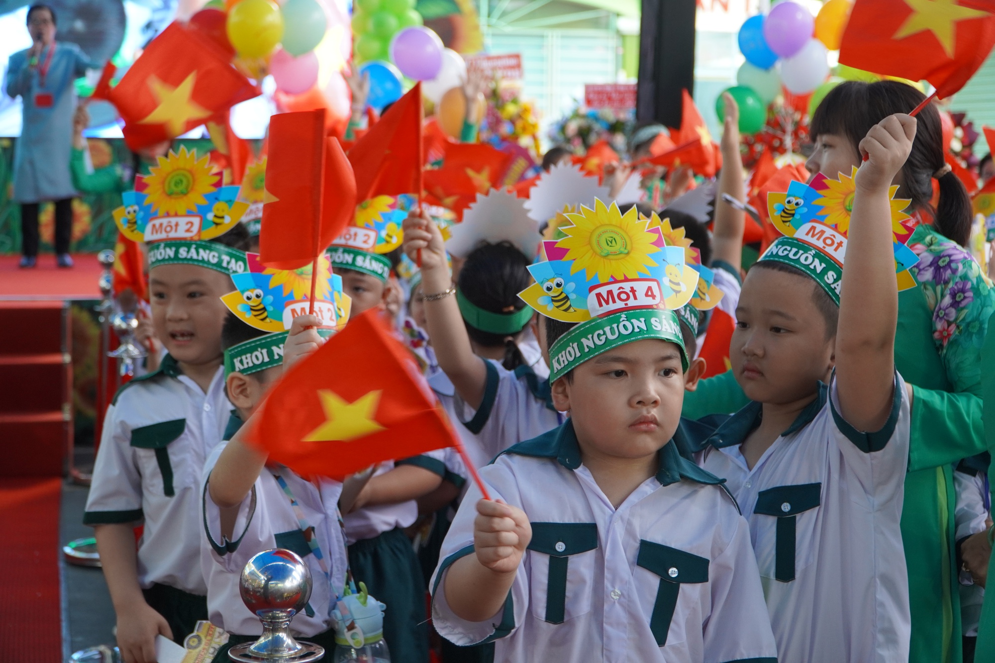 Trường Tiểu học Lương Thế Vinh đón nhận Huân chương, rộn ràng khai giảng - Ảnh 8.