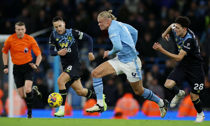 Tiền đạo Erling Haaland (số 9) trong trận Man City gặp Burnley trên sân Etihad, thành phố Manchester ở Ngoại hạng Anh ngày 31/1/2024. Ảnh: Reuters