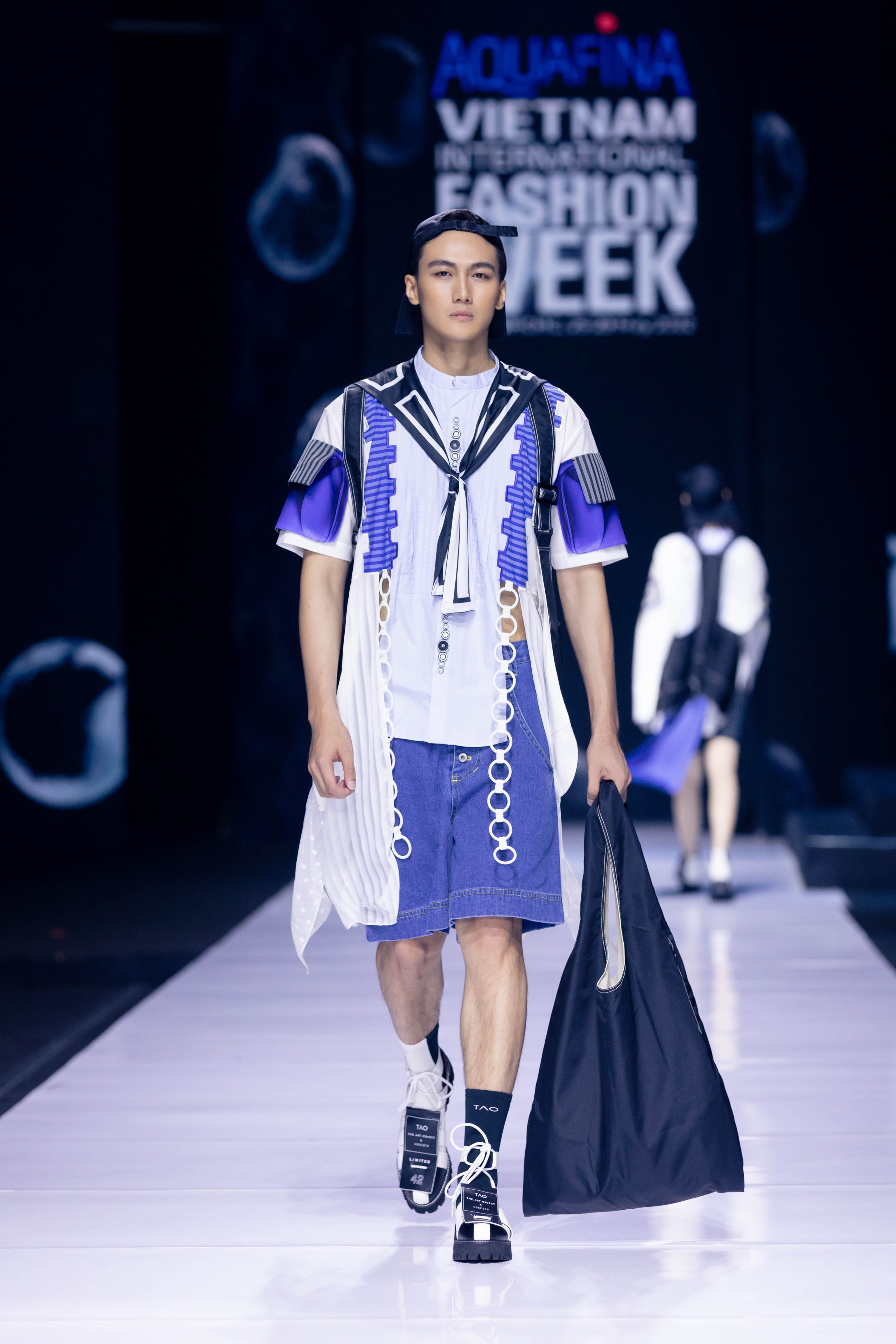 Vietnam International Fashion Week đánh dấu 10 năm bằng BST mở màn của Võ Công Khanh- Ảnh 4.