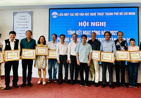 Đại diện các hội chuyên ngành thuộc Liên hiệp Các hội Văn học Nghệ thuật TP HCM nhận giấy khen về hoạt động văn học - nghệ thuật năm 2023