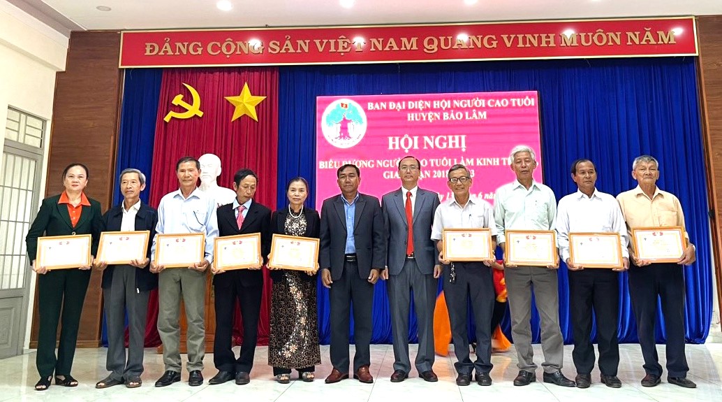 Bao Lam district leaders commend and honor exemplary elderly people