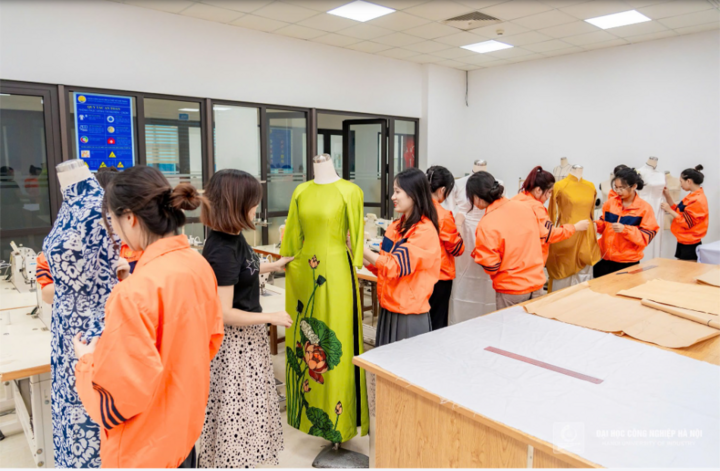 Explore the garment technology training industry at Hanoi University of Industry - 7