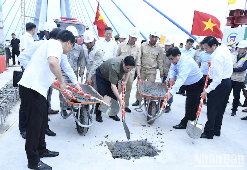 Prime Minister Pham Minh Chinh attends the closing ceremony of the main span of My Thuan 2 Bridge photo 1