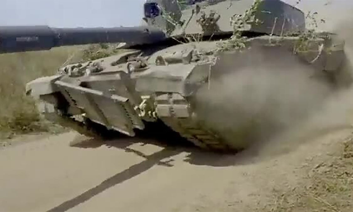 Украинские солдаты устанавливают самодельную броню на танк Challenger 2