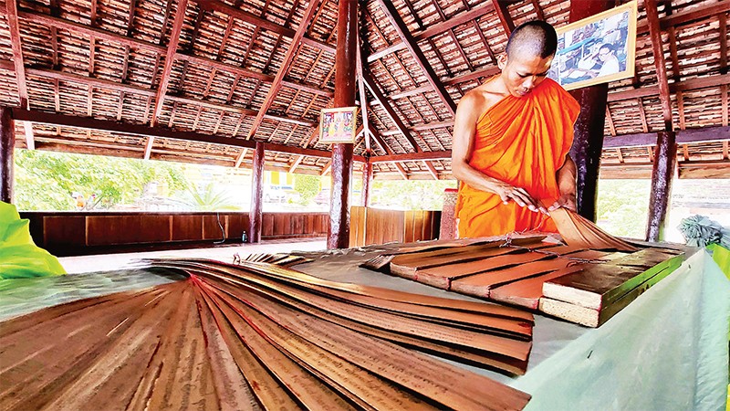 ការ​តាំង​បង្ហាញ​ស្លឹក​ត្នោត​នៅ​វត្ត Sa Lon ឃុំ Luong Phi ស្រុក Tri Ton ខេត្ត An Giang។