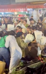 Shocking scene of crowded people, flower prices skyrocketing at Quang Ba flower market, Quang An