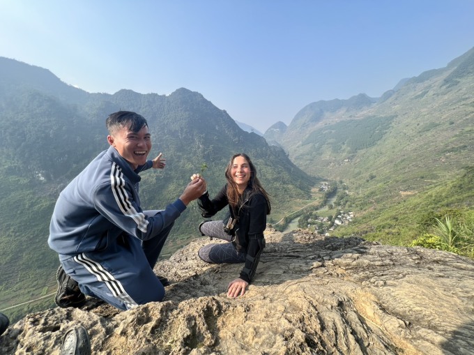 Hướng dẫn viên chụp ảnh cùng du khách Hà Lan ở Cán Tỷ (Quản Bạ, Hà Giang). Ảnh: BiBi Ha Giang Tour