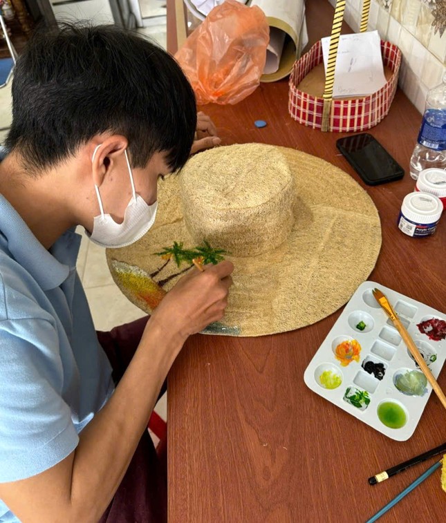 エデの少年がヘチマでユニークな衣装を作る（写真2）