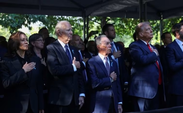 11月9日フレームの追悼式典にはバイデン氏、ハリス氏、トランプ氏も出席した（写真1）。
