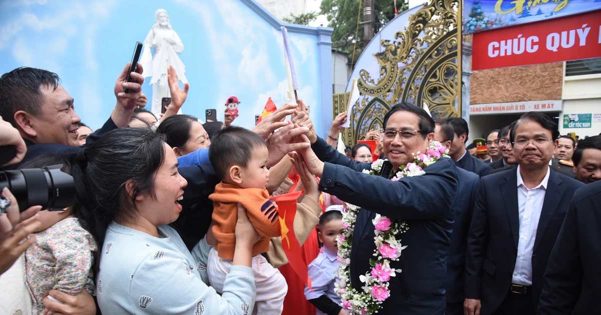 [Foto] Premierminister Pham Minh Chinh besucht und gratuliert der Gemeinde Lao Cai