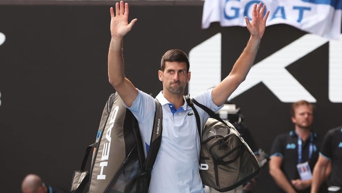 Djokovic saluda a la multitud de Melbourne después de perder ante Sinner en las semifinales del Abierto de Australia el 26 de enero. Foto: ATP