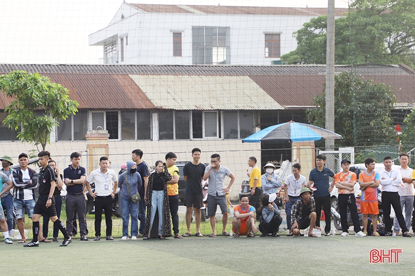 The first Ha Tinh Architecture and Construction Football Tournament kicks off