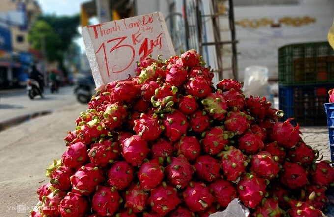 فاكهة التنين ذات اللحم الأحمر تباع على الرصيف في شارع ثونغ نهات (جو فاب). الصورة: ثي ها