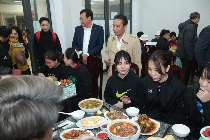 Vizeminister Hoang Dao Cuong überprüfte direkt die Qualität der Mahlzeiten der Sportler.