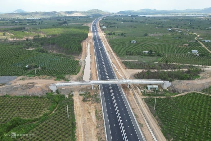 El paso elevado sobre la autopista Dau Giay - Phan Thiet en la comuna de Ham Cuong (distrito de Ham Thuan Nam) no está terminado un mes después de la inauguración de la autopista, lo que causa dificultades de tránsito para las personas en ambos lados de la autopista. Foto: Viet Quoc