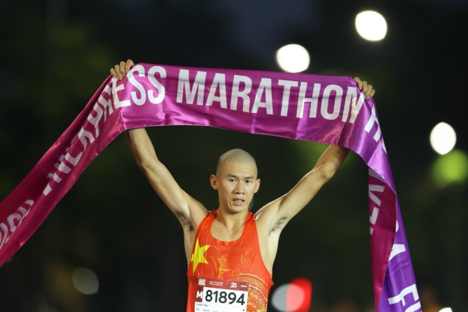 Luyện về nhất 21km nam với thành tích 1:13:27, hơn Marlon Pabillaran - runner Philippines - một phút.