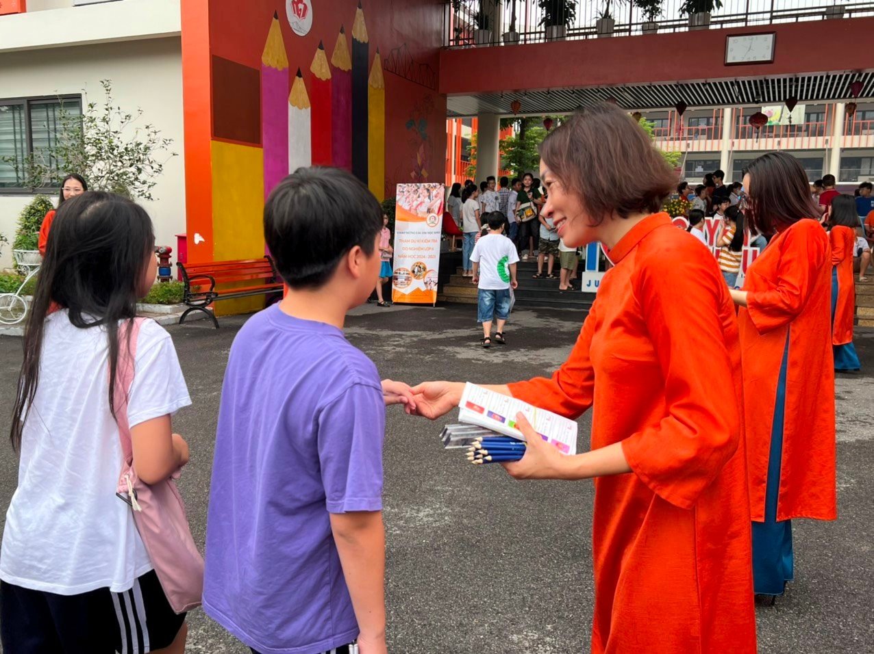 Les enseignants de l'école secondaire Nguyen Gia Thieu ont accueilli et guidé les candidats dans la salle d'examen, les ont encouragés et leur ont souhaité bonne chance à l'examen.