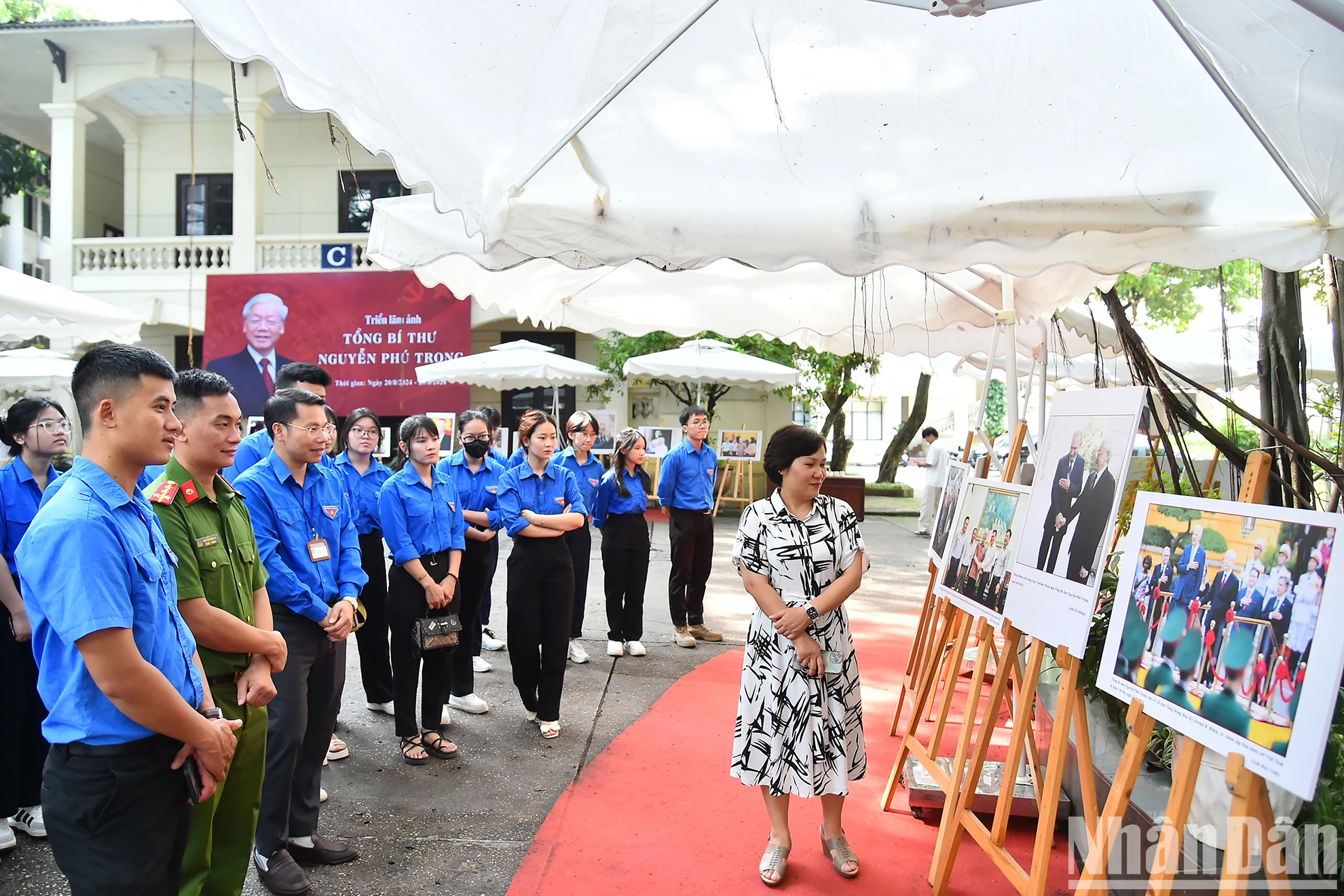 Youth Union members of Dong Hoi commune visit the photo exhibition 