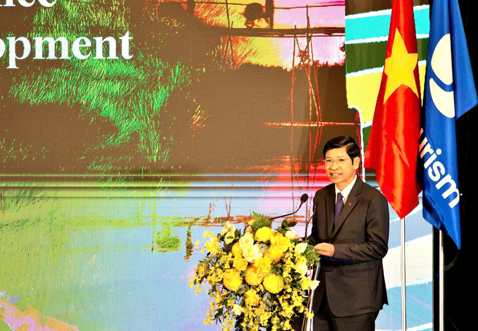 Le vice-ministre de la Culture, des Sports et du Tourisme, Ho An Phong, a partagé l'orientation du développement du tourisme rural.